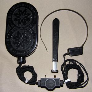 1934년경 미국에서 제작된 Dictograph Products Company의 빈티지 Acousticon 보청기.