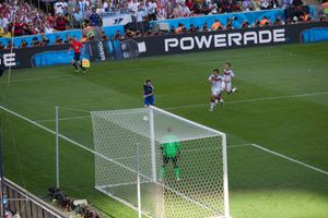 9분에 페널티 구역으로 공을 몰고 들어가는 리오넬 메시