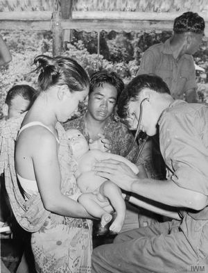 왕립 육군 의무대 대위가 인도네시아령 보르네오에서 사라왁으로 도망친 부모를 둔 무루트 아이를 진찰하는 모습. 영국군은 국경에서 국민의 마음을 사로잡았다.