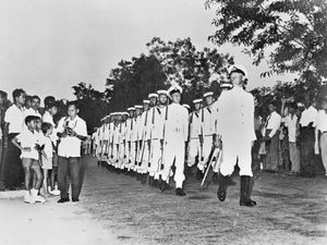 성공적인 임무를 마치고 대치전 종전 후 라부안에서 영국 해군, 호주 해군, 뉴질랜드 해군의 철수 퍼레이드.