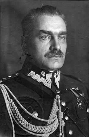 스와보이 스크와트코프스키 정복 차림