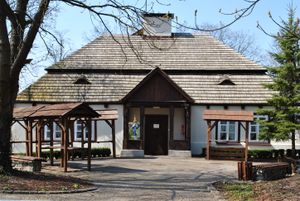 전형적인 폴란드 영주의 저택인 dworek로, 폴란드-리투아니아 연방 시대로 거슬러 올라간다. 사진 속 건물은 도시에서 가장 귀중한 건물 중 하나이다.