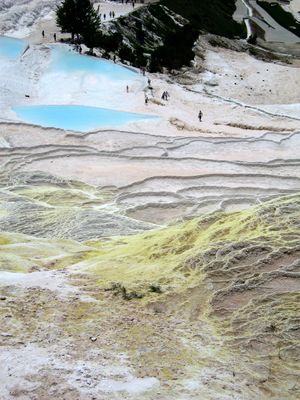 파묵칼레의 온천에 있는 석회화 단구