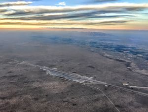 뉴멕시코주 산타 테레사 외곽에 위치한 복합 수송 터미널. 멕시코에서 온 트럭과 화물을 교환하는 데 사용된다.