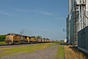 2015년 7월 네브래스카주 벨비데레에서 전 시카고 & 노스웨스턴 철도 소속 기관차를 포함한 2대의 유니언 퍼시픽 AC4400CW가 전형적인 빈 석탄 열차를 서쪽으로 이끌고 있다.