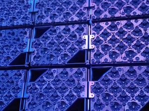 경기장의 스피커 시스템은 홀로플롯(Holoplot)의 X1 매트릭스 어레이를 기반으로 한다.