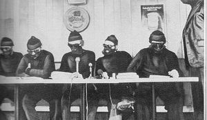 1974년 10월 기자 회견에 참석한 가면을 쓴 얼스터 의용군 여단 참모진. 그들은 UVF 제복의 일부를 착용하고 있으며, 이로 인해 "블랙넥"이라는 별명을 얻었다.