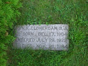 로욜라 하우스 부지에 있는 로너건의 묘비.