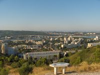 칼롱트 운하에 놓인 고가교는 오토루트 55의 도로가 되고 있다. 배경은 라베라에 있는 석유 화학 콤비나트