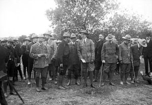 1918년 알폰소 13세의 방문 당시 보이스카우트 회원이었던 호세 안토니오 프리모 데 리베라(사진 왼쪽).