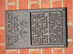 1914년 9월 9일, 폭력적인 반란을 결정한 IRB 회의를 기념하는 25 파넬 광장의 기념비