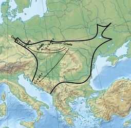 검은색으로 표시된 프라하-펜코프카 문화의 슬라브 도자기 범위, 크로아티아인의 모든 알려진 민족명은 이 지역 내에 있음. 크로아티아인의 추정 이주 경로는 V.V. 세도프(1979)에 따라 화살표로 표시됨.