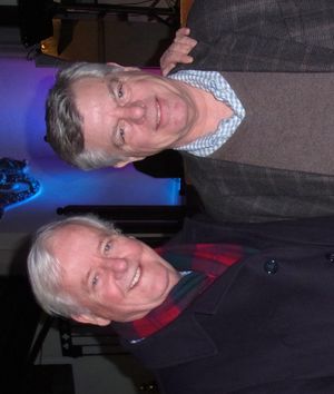 오스 기니스(왼쪽)가 변증가 빌 에드거와 함께, 영국 케임브리지의 케임브리지 대학교 기독교 연합 행사에서.