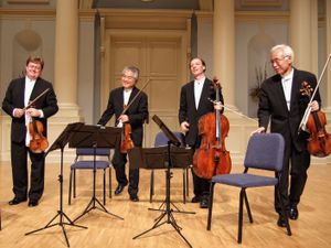 현대 현악 사중주. 2000년대에 현악 사중주는 고전 시대의 실내악 문학의 핵심이다. 왼쪽부터: 바이올린 1, 바이올린 2, 첼로, 비올라