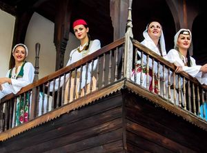 보스니아 여성들의 전통 의상에는 오스만 제국의 영향이 나타난다.