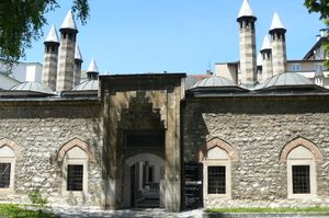 사라예보 구시가지에 있는 가지 후스레브 베이의 어머니 셀주클리야를 기리기 위해 1537년에 세워진 마드라사인 가지 후스레브베고바 메드레사 또는 쿠르슘리 메드레사.