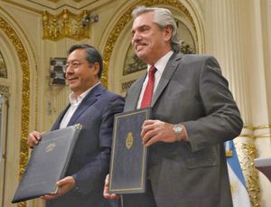 아르세와 페르난데스가 2022년 4월 7일 천연 가스 판매 협정에 서명하고 있다.