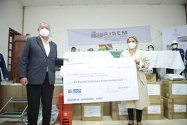 BOB}}을 수표로 전달하고 있다.