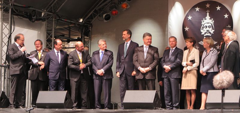 카치호프}}에서 만났다. 왼쪽부터: 베른트 뷔트겐스 (아헨 시 공보관), 아르민 라셰트 (노르트라인-베스트팔렌 주의 기독교 민주 연합 의원단 대표), 프랑수아 올랑드 (프랑스 대통령), 마르틴 슐츠 (유럽 의회 의장), 요아힘 가우크 (독일 대통령), 펠리페 6세 (스페인 국왕), 페트로 포로셴코 (우크라이나 대통령), 사울리 니니스퇴 (핀란드 대통령), 시모네타 솜마루가 (스위스 연방 대통령), 한넬로레 크라프트 (노르트라인-베스트팔렌 주 총리), 위르겐 린덴 (아헨 시 카롤루스 대제상 이사회 의장)