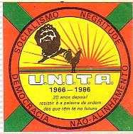 1986년 UNITA 창립 20주년 기념으로 발행된 UNITA 스티커. 스티커에는 UNITA 심볼과 '사회주의 – 흑인성 – 민주주의 – 비동맹'이라는 슬로건이 적혀 있다.