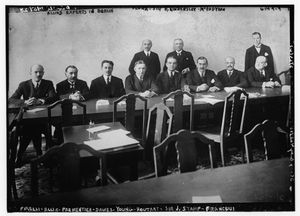 베를린에 모인 도스 위원회. 도스는 왼쪽에서 네 번째에 앉아 있다. 그의 왼쪽에 있는 사람은 1929년 영 플랜의 이름을 따온 오언 영이다.