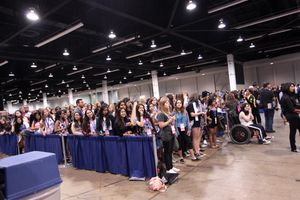 수백 명의 사람들이 좋아하는 인터넷 유명 유튜버를 보기 위해 기다리는 2014년 VidCon 행사 팬들