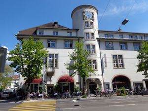 취리히 폴크하우스; 정문 왼쪽에 국제여단 참전용사 기념 현판이 보인다