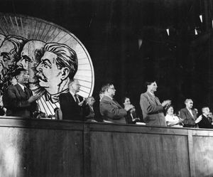 1950년 동독 사회주의 통일당 제3차 당대회에 참석한 수슬로프(앞줄 오른쪽 끝).