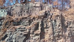 화담길 도로변에 드러난 노두대구광역시 북구 동변동