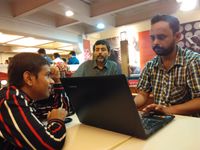 선임 편집자가 후배 편집자를 멘토링한다.