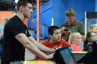 미 공군 병사가 청소년 멘토링을 제공하고 있다.