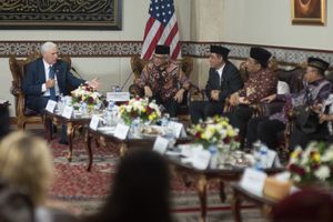 2017년 4월 20일, 미국 부통령 마이크 펜스와 회담하는 유숩 칼라(오른쪽)