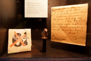 동전으로 6센트가 되도록 만들어진 담배 끄는 도구 등, 자이스잉크바르트를 조롱하는 물건들. Zes-en-een-kwart(6과 4분의 1)는 자이스잉크바르트의 일반적인 별명이었다. 4분의 1은 또한 그의 다리를 저는 것을 의미한다.