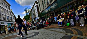 영국 서턴의 서턴 하이 스트리트에서 춤을 추는 사람들