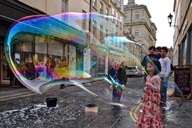 영국 바스에서 거리 공연자가 큰 비눗방울을 불고 있다.