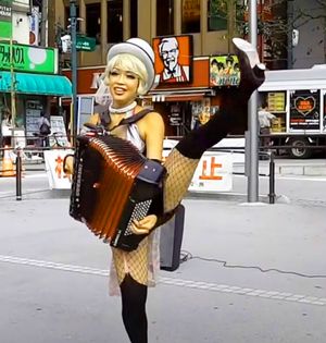 헤븐 아티스트 "퍼포먼스 부문" 등록자, 안자이 노리에 씨(＝아코르 데 논논)의 아코디언 연주와 롤러 밸런스 기예. JR 나카노역 북쪽 출구에서 촬영.