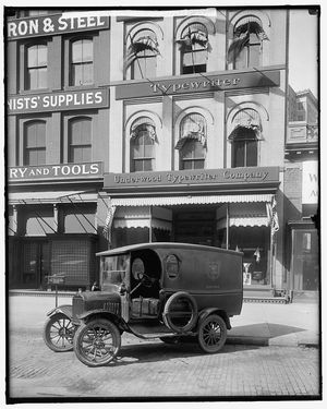 언더우드 타자기 회사와 자동차, 1915년.