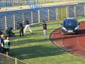 크로아티아 근접 경호 부대가 시범 훈련에서 기관단총과 권총을 사용하고 있다.