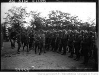 장교 지므브라카키스와 크리스토둘루가 병사를 사열하고 있다.