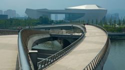 장펑(펀 강과 산시 극장의 보행자 다리)