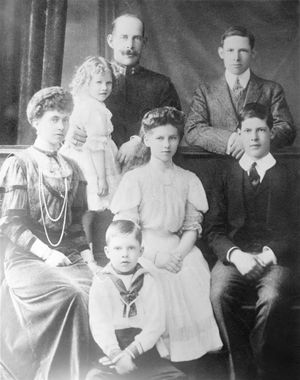 콘스탄티노스와 그의 가족, 1910년경. 왼쪽 상단: 어린 이레네 공주를 안고 있는 국왕. 오른쪽 상단: 미래의 게오르기오스 2세. 왼쪽: 조피아 여왕. 중앙: 헬레네 공주. 오른쪽: 미래의 알렉산드로스 1세. 앞: 미래의 파블로스 1세. 캐서린 공주는 아직 태어나지 않았다.