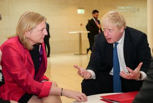 2018년 4월 16일, 당시 영국 외무장관 보리스 존슨과 크나이슬