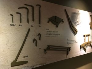 한국 농기구의 간단한 표현. 사진 중앙에 있는 가장 작고 굽은 것이 호미이다.