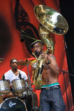 Hypnotic Brass Ensemble과 함께 TFF.Rudolstadt 2012에서 연주하는 수자폰 연주자 타이코 코흐란(Tycho Cohran)