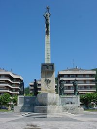 출신지 산토냐에 있는 기념비