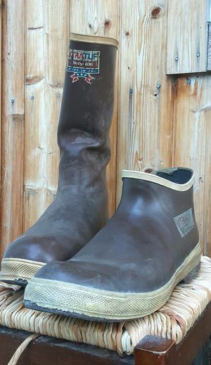 네오프렌으로 제작된 낡은 Xtratuf 부츠 두 종류