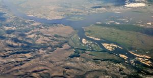 콩고강 서쪽에서 바라본 항공 사진, 말레보 호와 음바무 섬 상류 절반