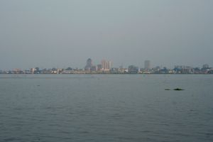 브라자빌에서 바라본 킨샤사, 말레보 호 건너편