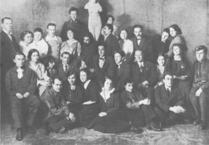 스타니슬라프스키의 제1 스튜디오 회원들, 1915년. 스타니슬라프스키 시스템의 요소들이 처음 개발되고 가르쳐진 교육 기관.