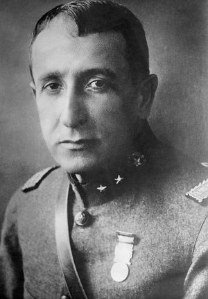 1931년부터 1944년까지 과테말라의 독재자였던 호르헤 우비코. 그는 토지 소유주가 자신의 재산을 방어하기 위해 치명적인 무력을 사용할 수 있도록 하는 법을 통과시켰다.